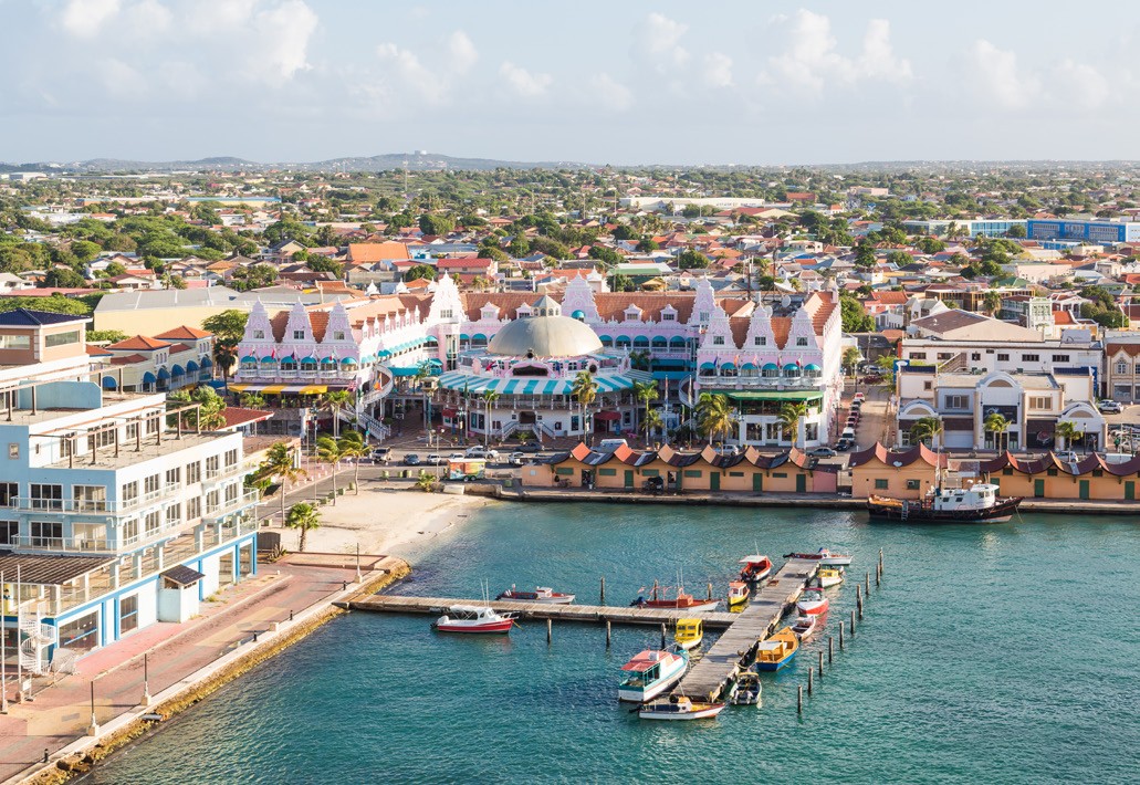 Photographie du port d'Oranjestad, la ville où se trouve l'hôpital général d'Aruba, à environ 2,5 miles par la route des 26 résidences de YOO Aruba.